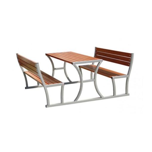 Pikniko stalas su kėdėmis iš plieno ir impregnuotos eglės medienos lentų baltame fone