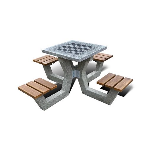 Lauko šachmatų stalas su keturiomis kėdėmis iš granito ir betono baltame fone