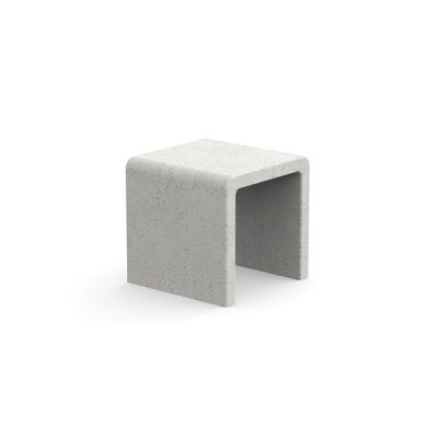 Architektūrinio betono suoliukas baltame fone